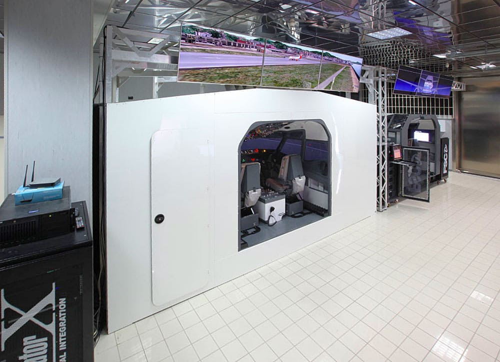 FSC news Paolo Nespoli on the B737NG sim demo room